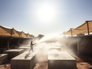 Betonowanie fundamentów w upał: kluczowe zasady pielęgnacji i zabezpieczeń dla trwałości konstrukcji