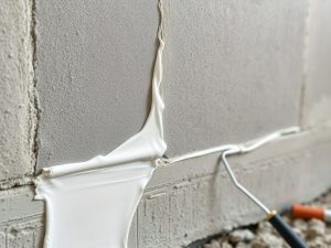 Gruntowanie ścian fundamentowych przed izolacją: kiedy jest konieczne i jak wpływa na trwałość hydroizolacji